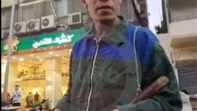 عامل واقعة الكشري : استلفت 400 جنيه علشان أجدد النقابة.. ومعنديش مدير أعمال | فيديو