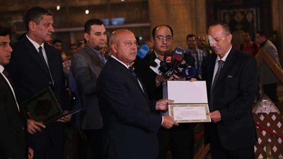 «الوزير» يكرم قائد قطار رقم 500 اكسبريس شربين/ طنطا