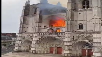 شاهد|| لحظة حرق الوثائق واشتعال القنصلية الصينية في أمريكا