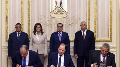 «مدبولي» يشهد توقيع عقدي اتفاق بين وزارات التنمية المحلية والزراعة والدولة للإنتاج الحربي