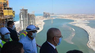 وزير الإسكان يقوم بجولة موسعة لتفقد المشروعات المختلفة بمدينة العلمين الجديدة