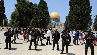 مستوطنون يقتحموا باحات المسجد الأقصى وسط حراسة الإحتلال الإسرائيلي
