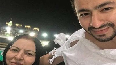 حمادة هلال يدعو لوالدته