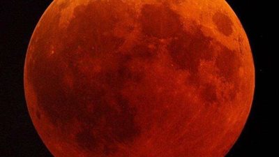 سيتحول القمر للون الأحمر.. تفاصيل آخر خسوف كلي لعام 2022