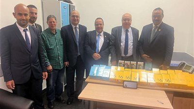 بالصور| جمارك القاهره تضبط 70 هاتف محمول حاول راكب تهريبها