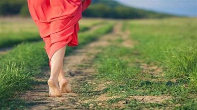 دراسات: المشي حافي القدمين له فوائد غير متوقعة للجسم