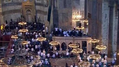 أبناء تميم بن حمد يصلون الجمعة في 