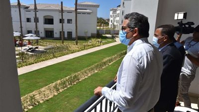 وزير السياحة ومحافظ مطروح يفتتحان فندقًا جديدًا بسيدي عبد الرحمن