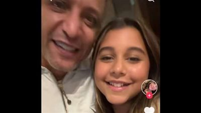 بعد ظهورها بعين متورمة.. شاهد أحدث ظهور لـ ابنة شيرين عبد الوهاب مع والدها