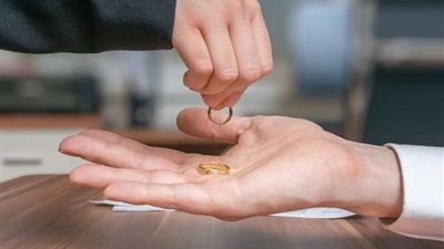 برلمانى سابق يطالب بتوثيق الطلاق مثل عقود الزواج.. فيديو