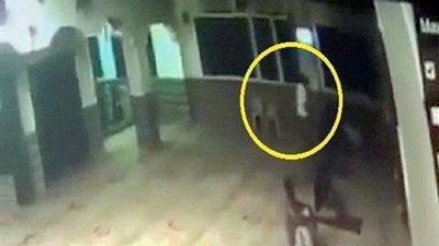 بالفيديو.. لحظة وفاة ضابط أثناء الصلاة في المسجد بالغردقة