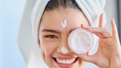 روتين العناية بالبشرة في فصل الشتاء.. أحذري من الجفاف