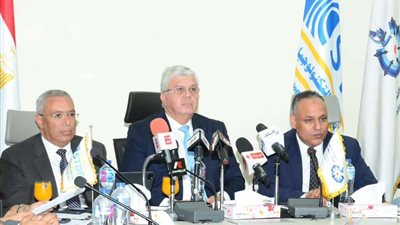 بقيمة 106 مليون جنيه.. وزير التعليم العالي يُسلم عقود دعم لــ67 مشروعًا بحثيًا