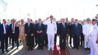 محافظ كفر الشيخ يضع إكليل الزهور على النصب التذكاري احتفالا بالعيد القومي للمحافظة