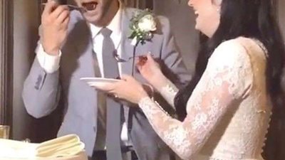 عريس في مأزق.. والسبب موقف محرج أثناء تقطيع كعكة الزفاف