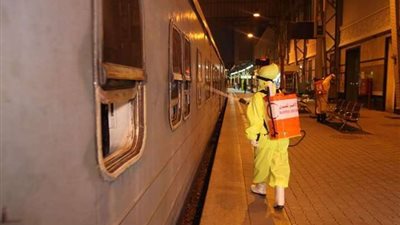 الهلال الأحمر المصري يواصل عمليات التعقيم داخل سكة حديد مصر