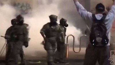 بالفيديو.. لحظة اعتداء شرطي أمريكي على أحد المحاربين القدامى في بورتلاند