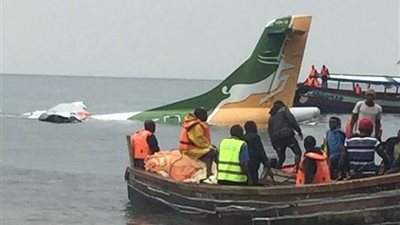 بعد فشل الهبوط بمطار تنزانيا.. سقوط طائرة في بحيرة فيكتوريا