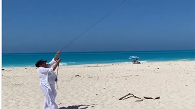 بالفيديو.. هالة صدقي تستمتع بإجازتها على البحر بطائرة ورقية