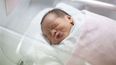 عمرها لا يتجاوز الـ 10 ساعات.. قصة رضيعة دفنتها أمها وعادت للحياة بعد 3أيام  داخل المقبرة