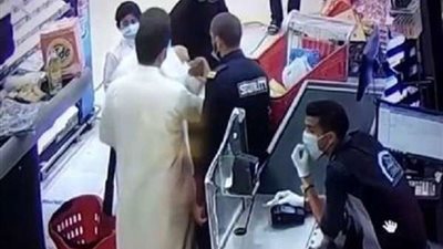 مصري يقدم عرض مغري للشاب المعتدى عليه في الكويت