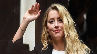 بابتسامة وقهوة.. امبر هيرد تدخل قاعة المحكمة في قضية التشهير (صور)