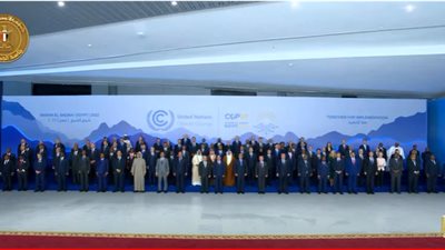 الرئيس السيسي يلتقط صور تذكارية مع قادة العالم بمؤتمر قمة المناخ