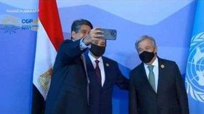 رئيس جمهورية بالاو يلتقط صورة سيلفي مع الرئيس السيسي بمؤتمر المناخ COP27