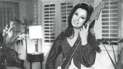 بعد تعرض عمارة الزمالك لهبوط .. شاهد نجاة الصغيرة تجلس في الشارع (صور)