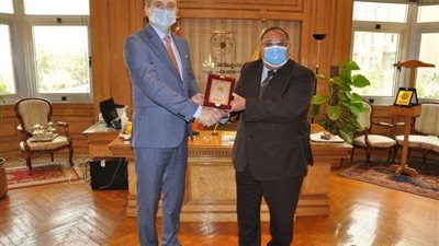 رئيس جامعة حلوان يستقبل سفير دولة بيلاروسيا