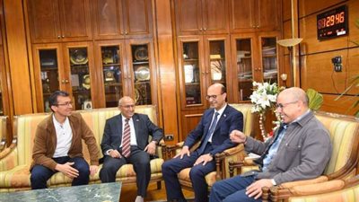 رئيس جامعة أسيوط: نبحث توطيد أواصر التعاون مع جامعتي لوهافر ومارسيليا الفرنسيتين