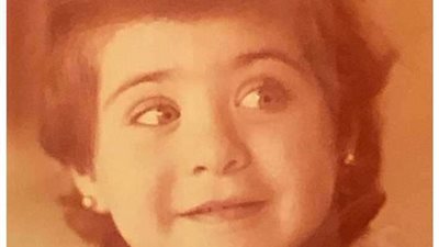 أصبحت فنانة وإعلامية مشهورة.. خمنوا من هذة الطفلة!