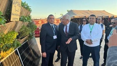 وزير التنمية المحلية يتفقد جناح الوادي الجديد بالمنطقة الخضراء بشرم الشيخ