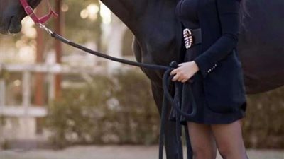 بإطلالة سوداء.. جيهان خليل تشارك جمهورها بصورة جديدة مع الحصان