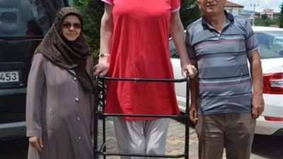 أطول امرأة في العالم تخوض تجربة الطيران لأول مرة.. تفاصيل