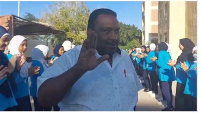 ممر شرفي بطول 500 متر.. طلاب مدرسة شدوان بالغردقة يحيون مديرهم عقب تكريمه