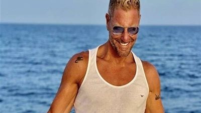 شاهد.. تامر هجرس يستمتع بالبحر في إجازته الصيفية