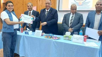 رئيس جامعة الأقصر يكرم فريق الكرة الطائرة بكلية الطب البشري