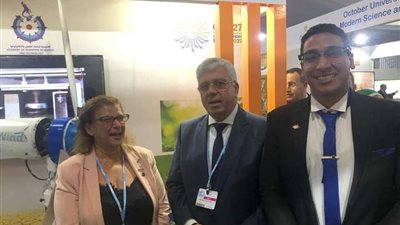 وزير التعليم العالي يتفقد معرض جامعة عين شمس بجناح الإبداع الأخضر