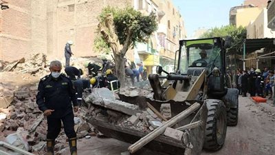 انهيار منزل مكون من 5 طوابق فى إمبابة والحماية المدنية تواصل رفع الأنقاض | صور