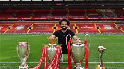 أول ظهور لمحمد صلاح بعد قص شعره.. شاهد