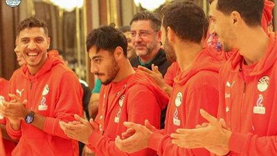 الجهاز الفني لمنتخب مصر يحتفل بعيد ميلاد أكرم توفيق