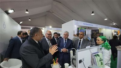 على هامش COP27 .. رئيس جامعة مدينة السادات يستقبل وزير التعليم العالى بمقر معرض الجامعة