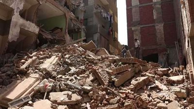 فيديو | انتشال سيدتين من ضحايا انهيار عقار بإمبابة