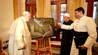 البابا فرنسيس يهدي الإمام الأكبر مجسم شجرة الزيتون