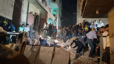 بعد أكثر من 12 ساعة بحث أسفل الركام.. 3 وفيات حصيلة ضحايا انهيار عقار إمبابة