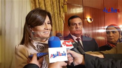 وزيرة الهجرة تواصل الرد على استفسارات المواطنين بشأن عودتهم لمقار عملهم بالخليج