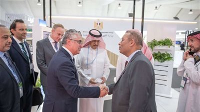 لقاءات مكثفة ومناقشات حول مشروعات الوقود الأخضر داخل جناح المنطقة الاقتصادية لقناة السويس