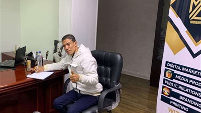 نجم من ورق.. جنون الشهرة يلاحق صاحب واقعة كشري التحرير بعد الظهور مع النجوم وتوقيع عقد برنامج جديد