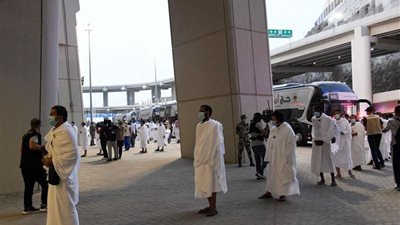 شاهد.. لحظة وصول حجاج بيت الله الحرام إلى جسر الجمرات